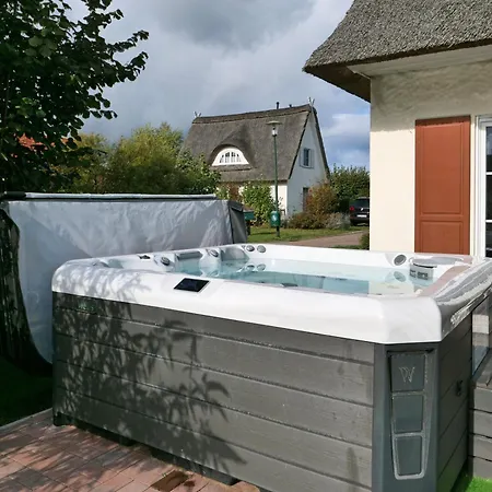 Mit Garten Und Whirlpool